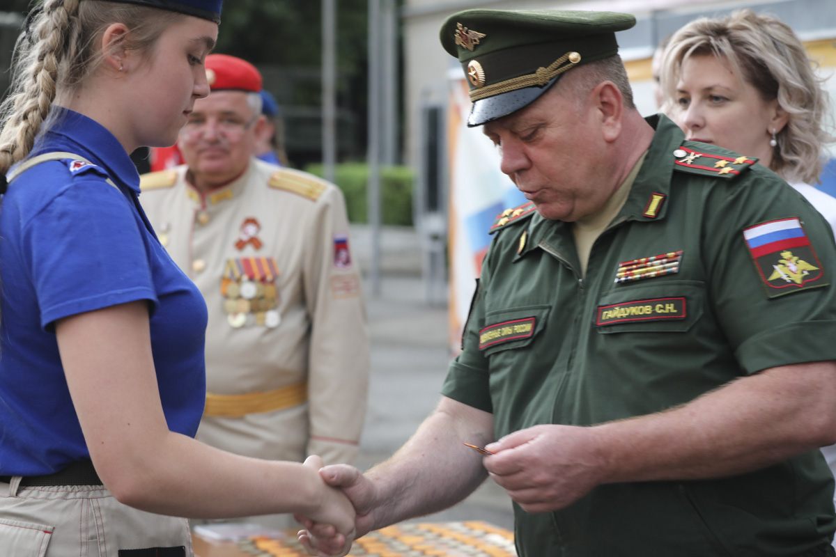 Около 100 юнармейцев-участников парада Победы в Ставрополе удостоены знаков  отличия Минобороны России : Министерство обороны Российской Федерации